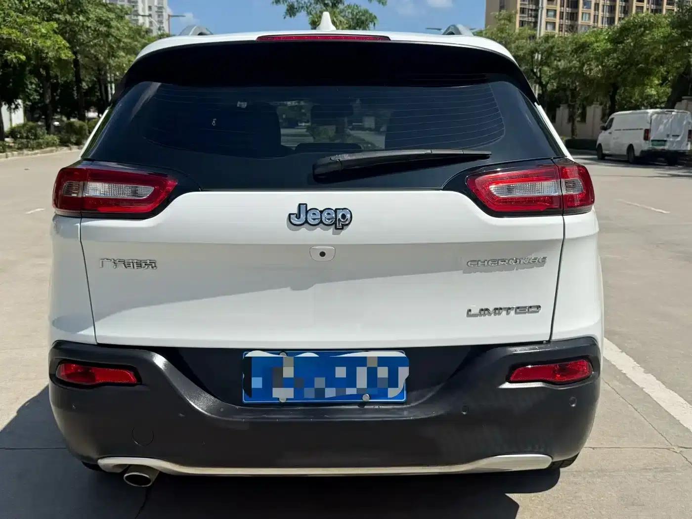 Jeep Cherokee 2017 2.0L Premium Edition — миниатюра 5