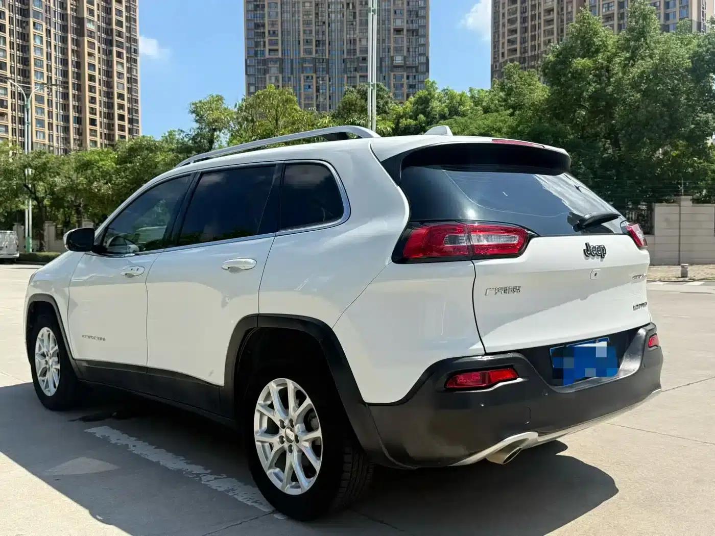 Jeep Cherokee 2017 2.0L Premium Edition — миниатюра 6