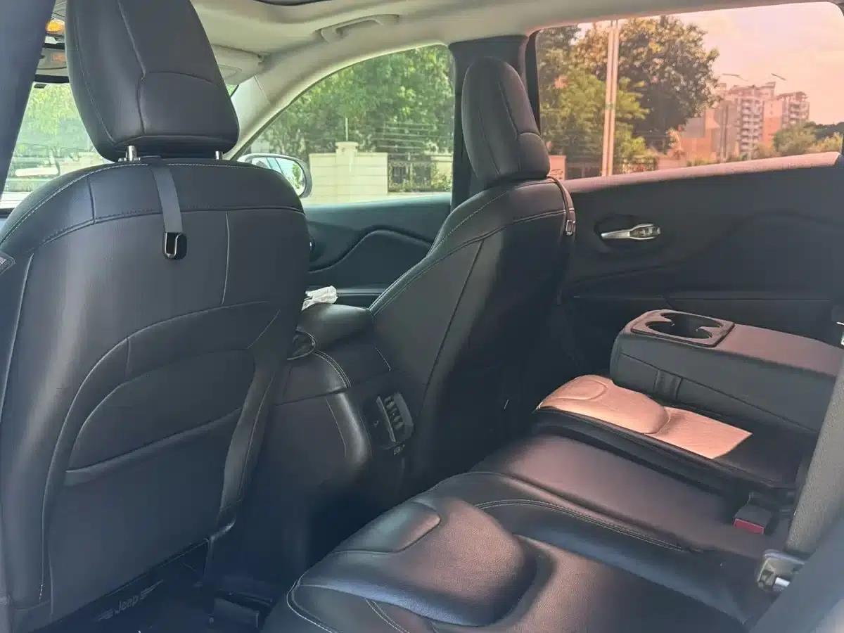Jeep Cherokee 2017 2.0L Premium Edition — миниатюра 8