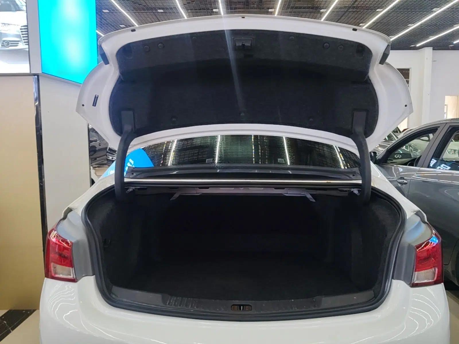 Buick Verano 2018 Sedan 20T Dual-Clutch Elite Model — миниатюра 27