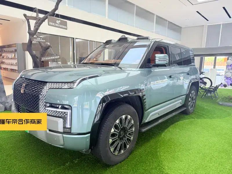 Looking up at the 2023 U8 Luxury Edition — миниатюра 1