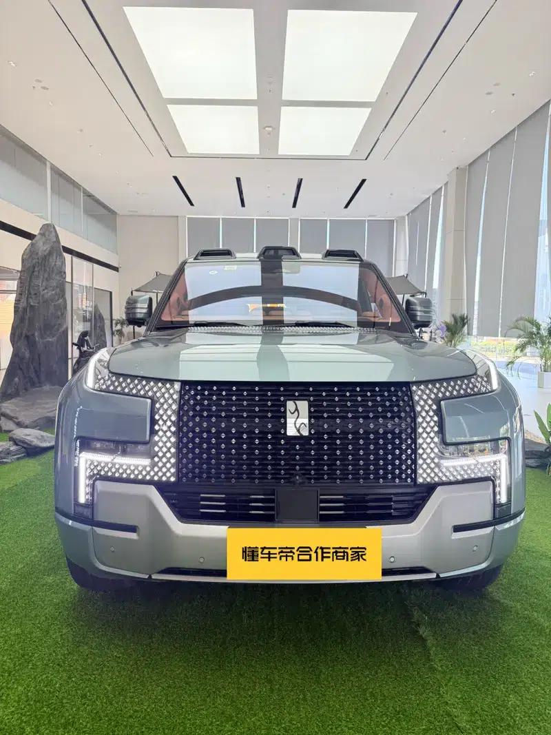 Looking up at the 2023 U8 Luxury Edition — миниатюра 2