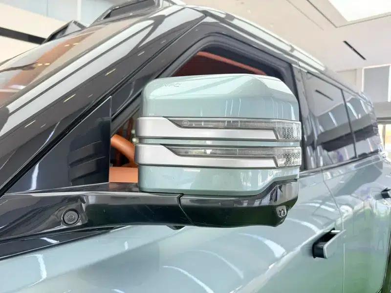 Looking up at the 2023 U8 Luxury Edition — миниатюра 12