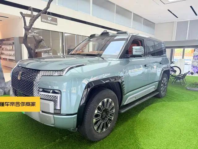Looking up at the 2023 U8 Luxury Edition