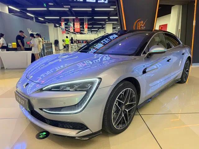 Looking up at the U7 EV 2025 five-seater luxury version