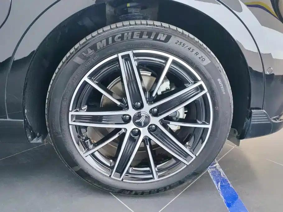 Voyah 2025 Four-Wheel Drive Qiankun Edition — миниатюра 6