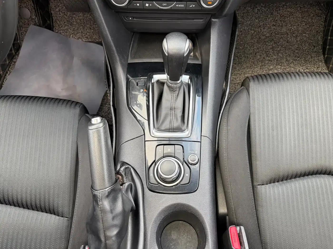 Mazda3 Axela 2016 Hatchback 1.5L Automatic Luxury — миниатюра 11