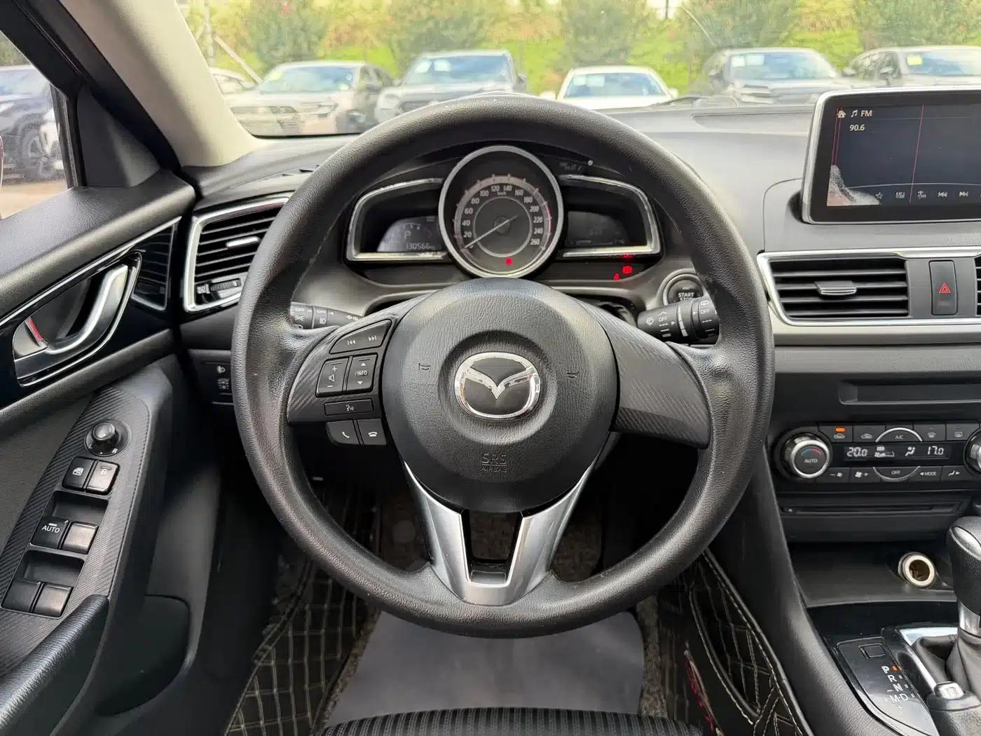 Mazda3 Axela 2016 Hatchback 1.5L Automatic Luxury — миниатюра 9