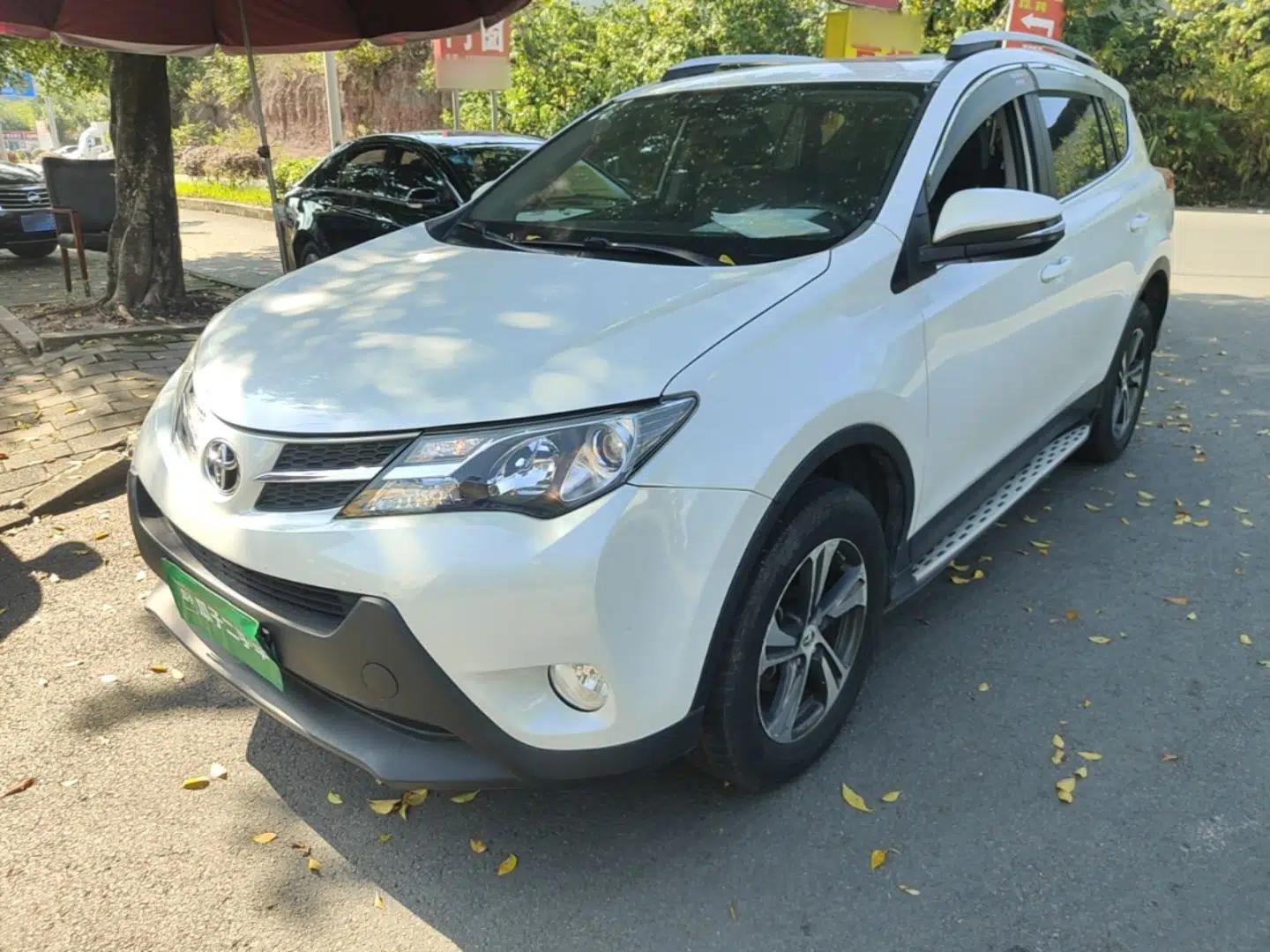 Toyota RAV4 2015 2.0L CVT Two-Wheel Drive Fashion Edition — миниатюра 1