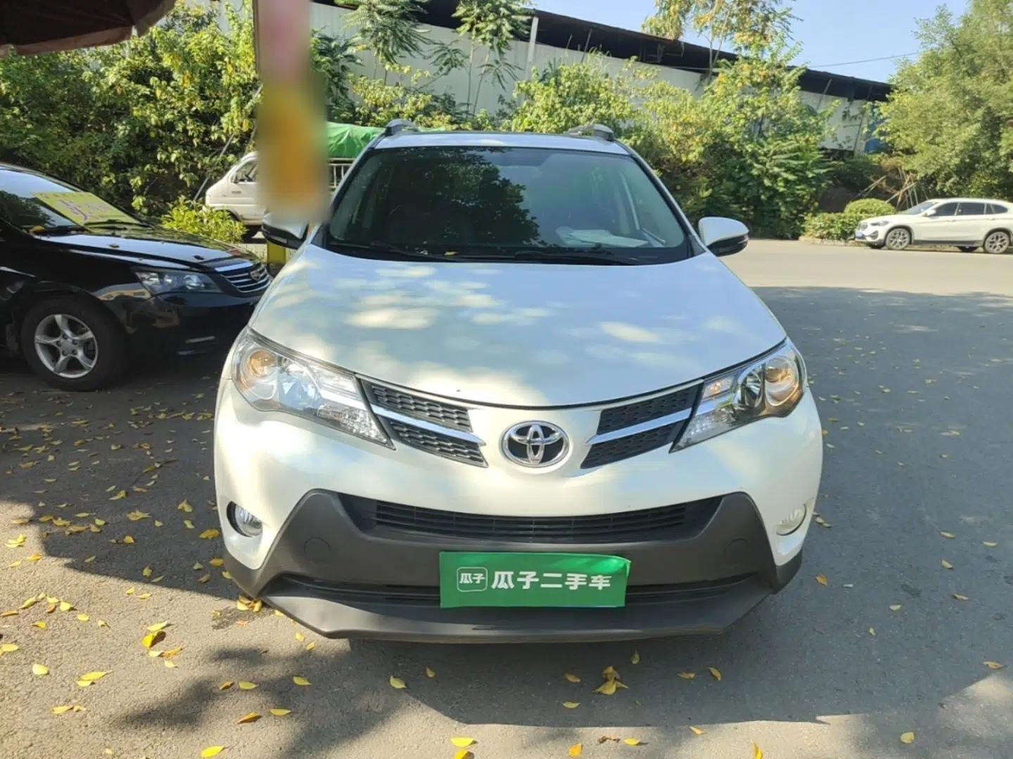 Toyota RAV4 2015 2.0L CVT Two-Wheel Drive Fashion Edition — миниатюра 2
