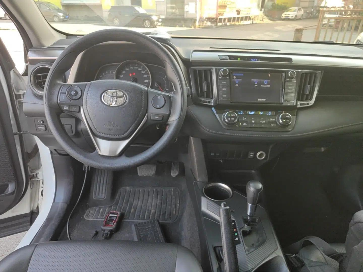 Toyota RAV4 2015 2.0L CVT Two-Wheel Drive Fashion Edition — миниатюра 12