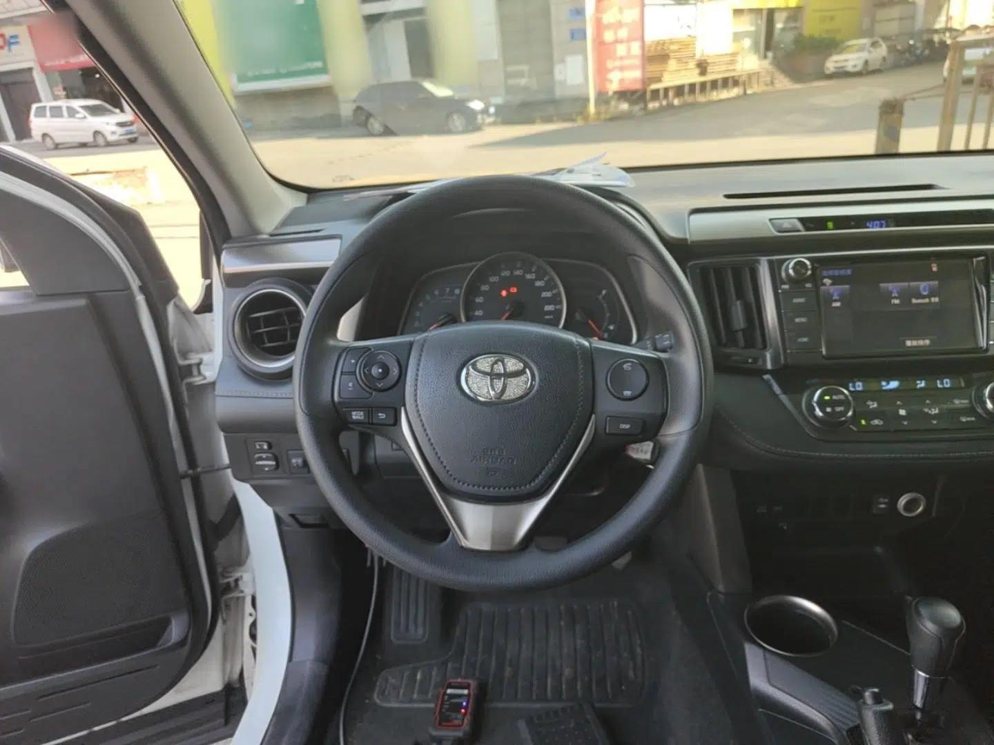 Toyota RAV4 2015 2.0L CVT Two-Wheel Drive Fashion Edition — миниатюра 13