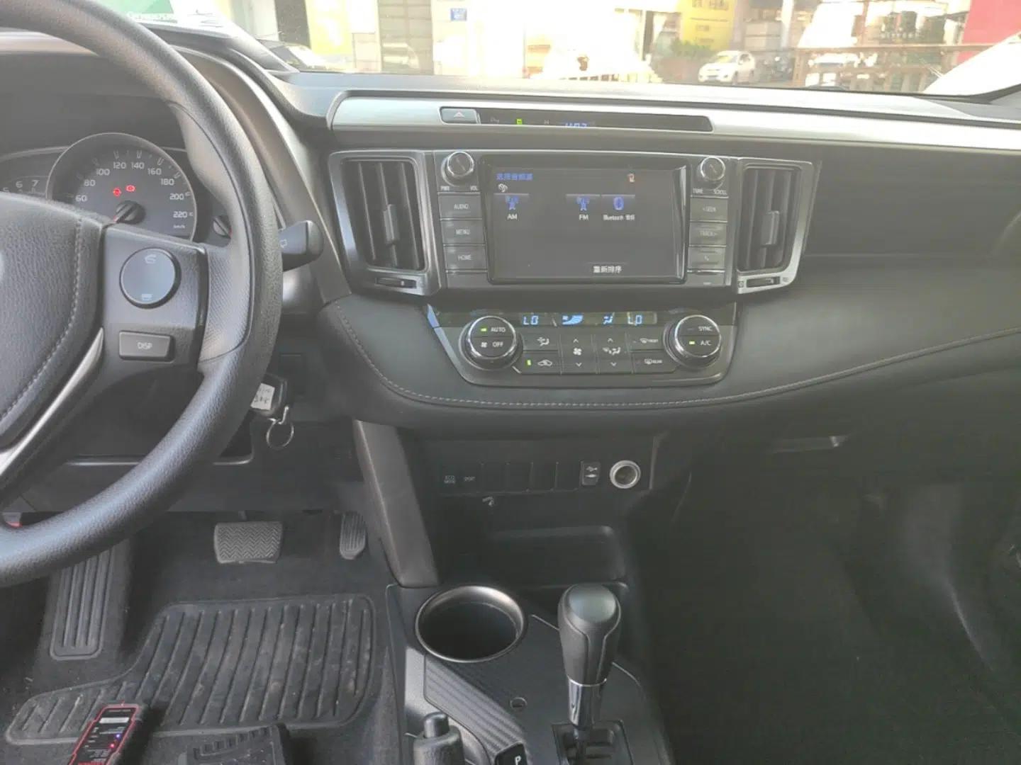 Toyota RAV4 2015 2.0L CVT Two-Wheel Drive Fashion Edition — миниатюра 15