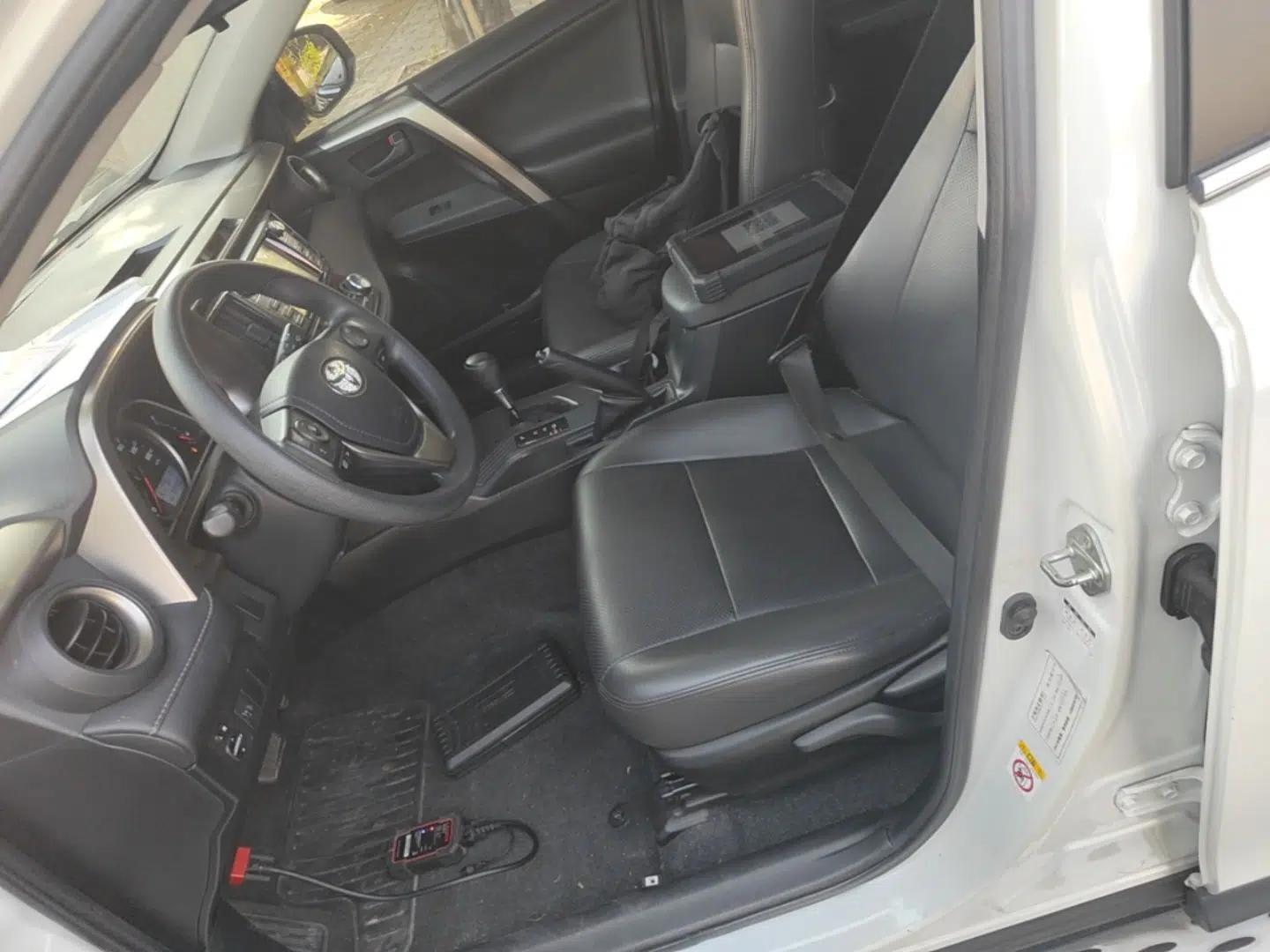 Toyota RAV4 2015 2.0L CVT Two-Wheel Drive Fashion Edition — миниатюра 17