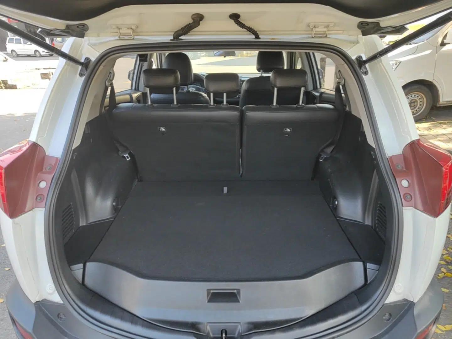 Toyota RAV4 2015 2.0L CVT Two-Wheel Drive Fashion Edition — миниатюра 22