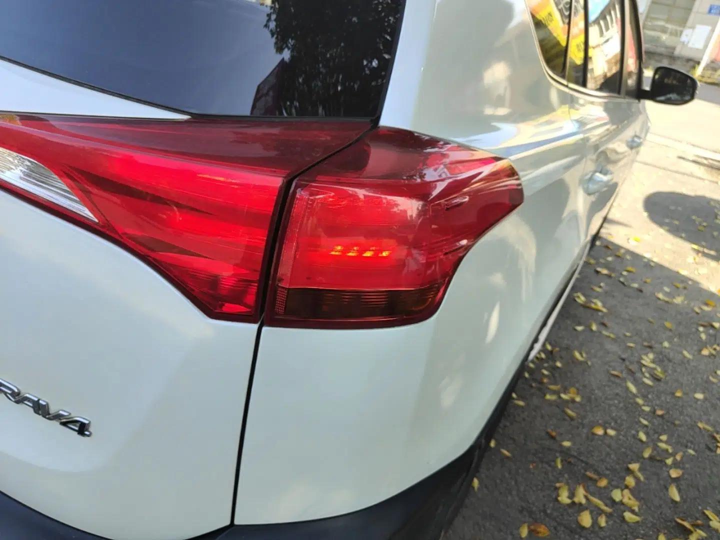 Toyota RAV4 2015 2.0L CVT Two-Wheel Drive Fashion Edition — миниатюра 9