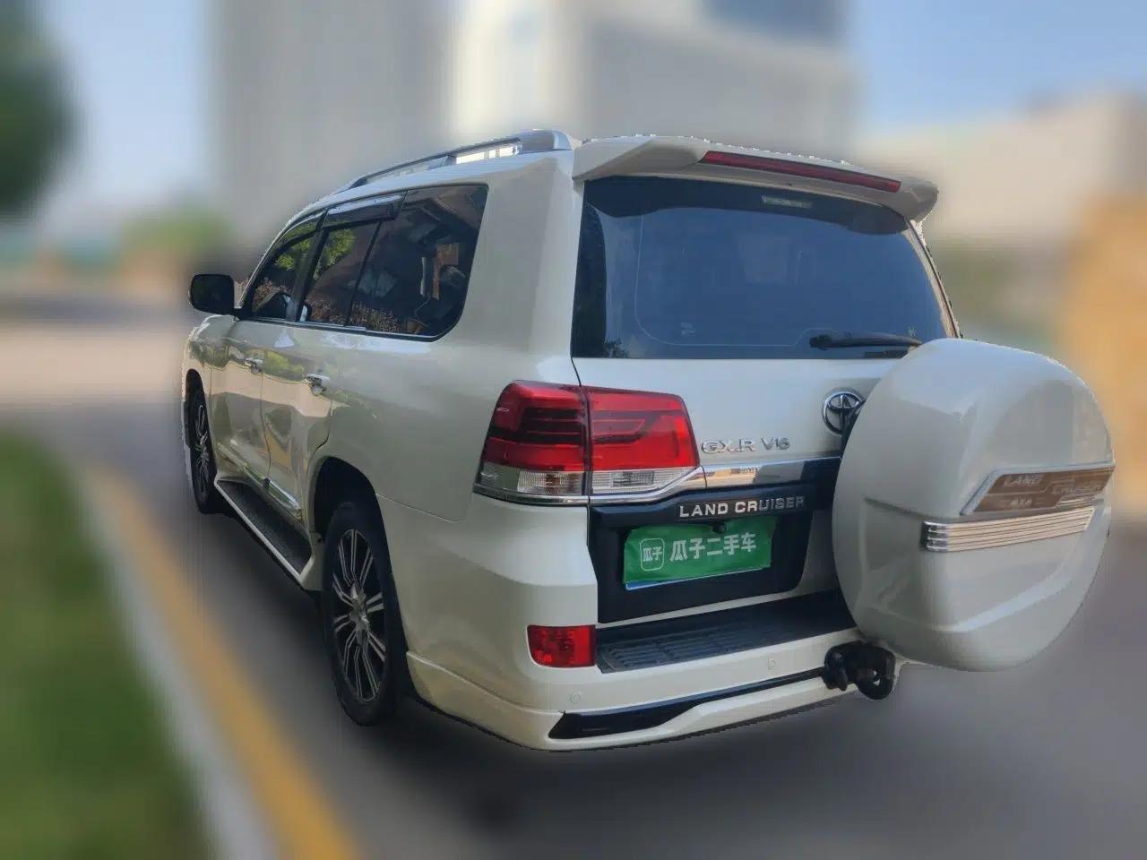 Toyota Land Cruiser 2019 model year, 4.0-liter Cruiser, 7-seater, with windows. — миниатюра 4