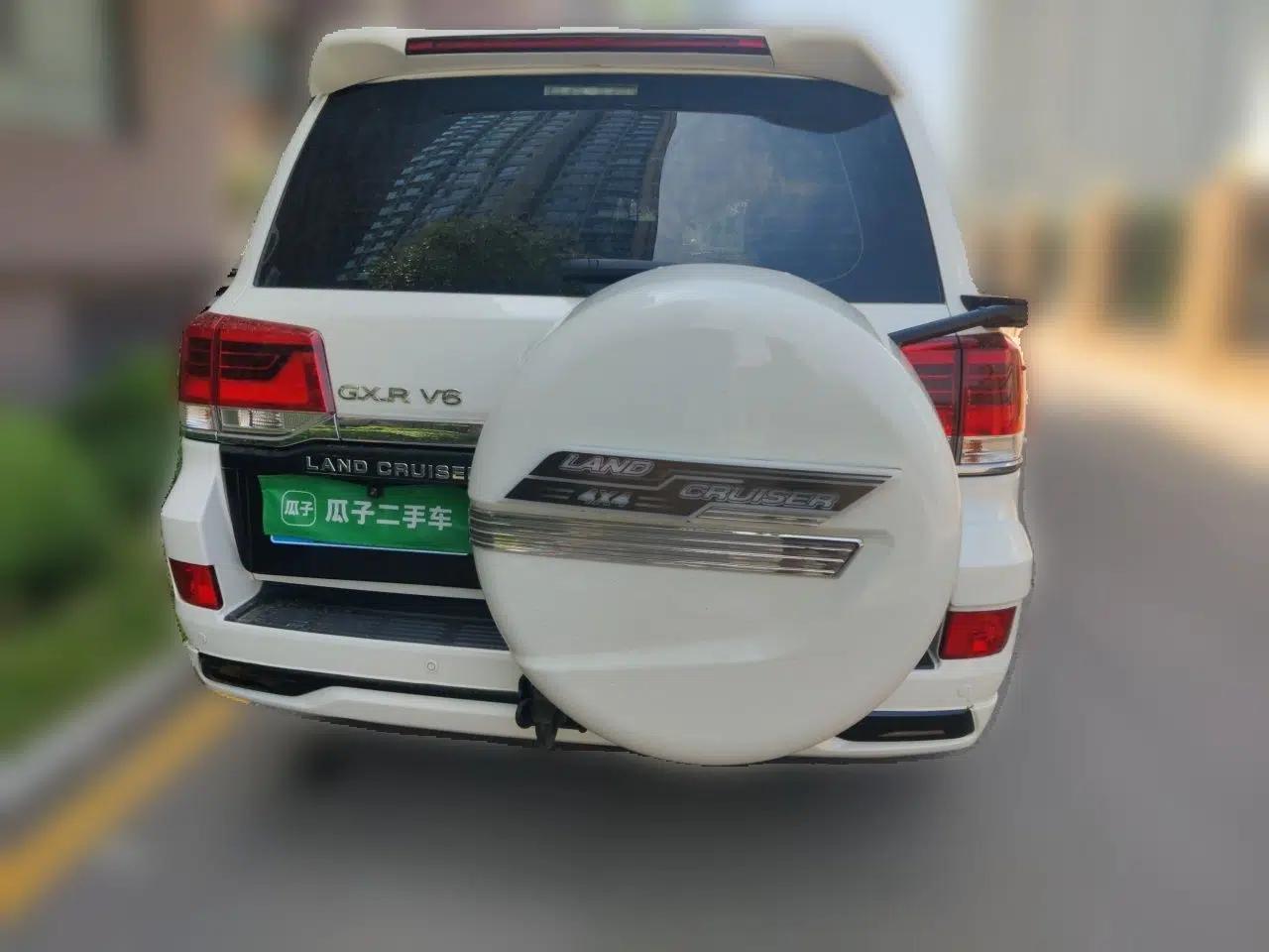 Toyota Land Cruiser 2019 model year, 4.0-liter Cruiser, 7-seater, with windows. — миниатюра 5