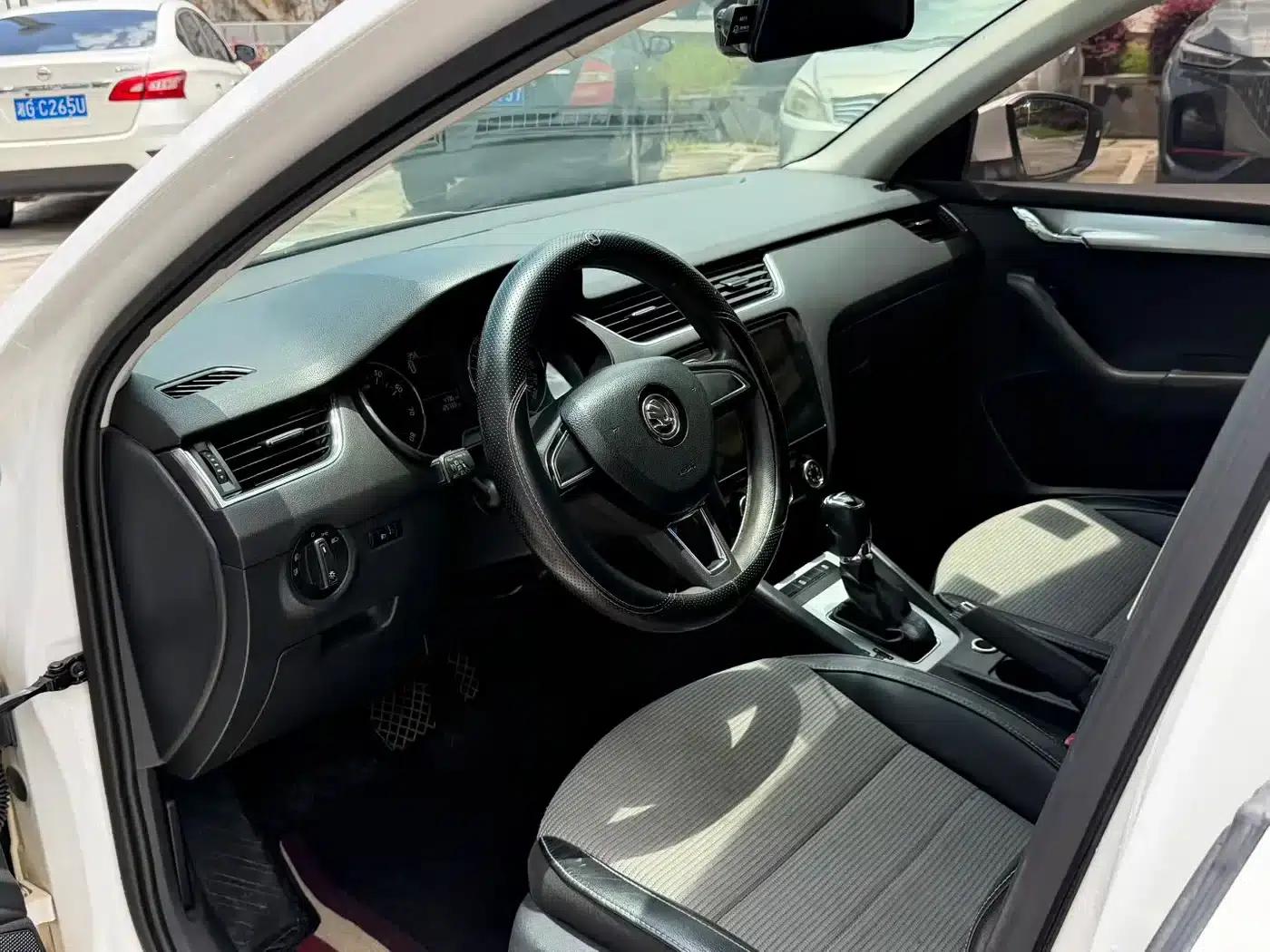 Octavia 2017 1.6L Automatic Comfort Edition — миниатюра 5