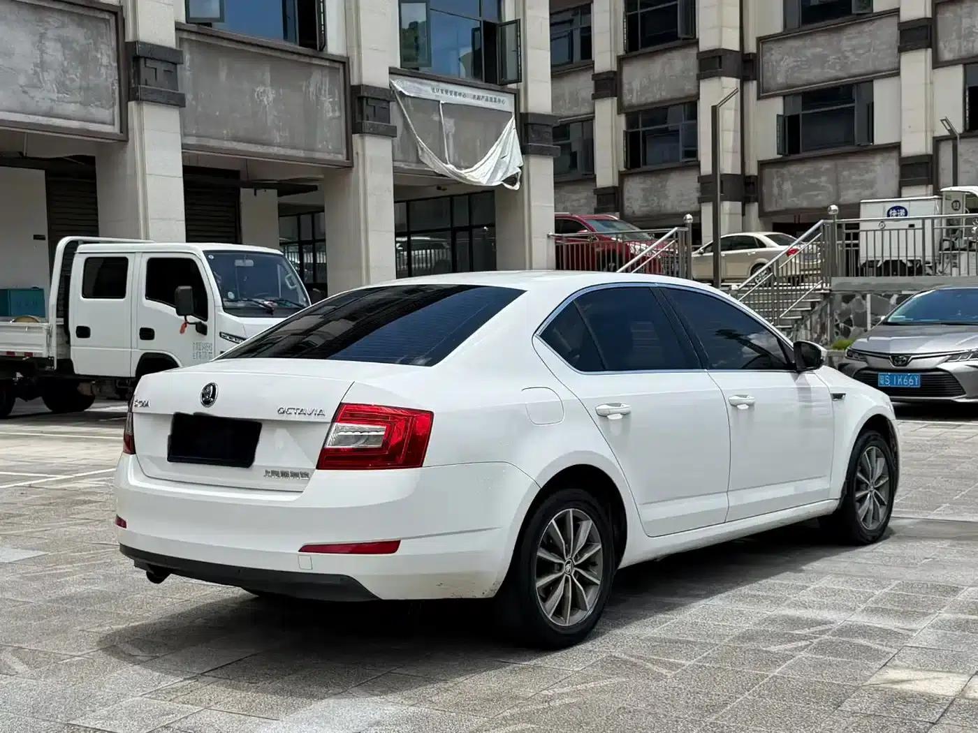 Octavia 2017 1.6L Automatic Comfort Edition — миниатюра 7