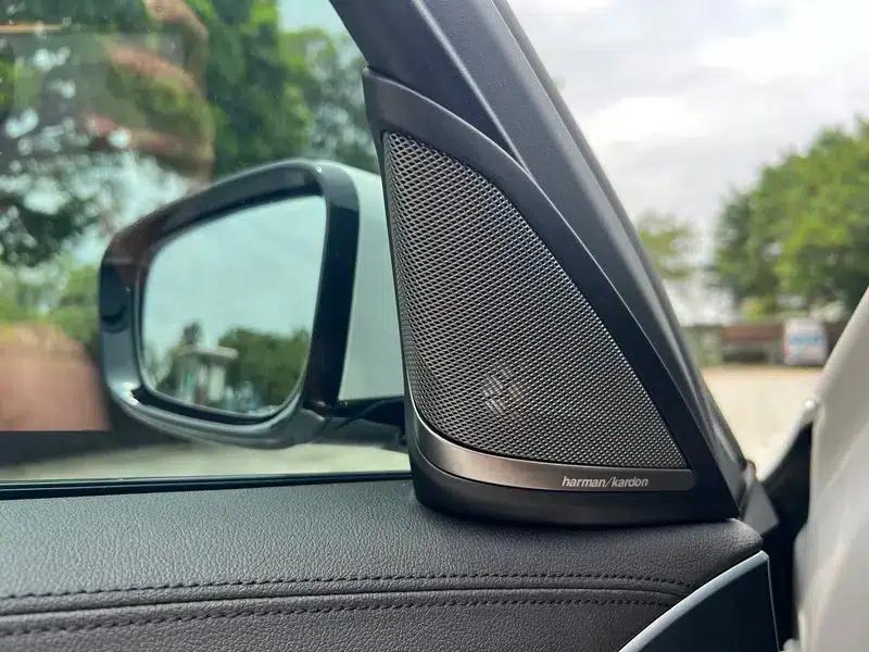 2019 BMW 5 Series 530Li Leading Edition M Sport Package — миниатюра 8