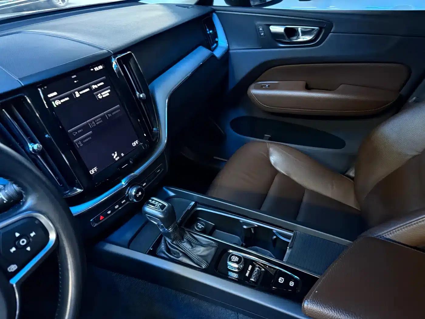2020 Volvo XC60 T5 AWD Inscription Luxury Edition — миниатюра 6