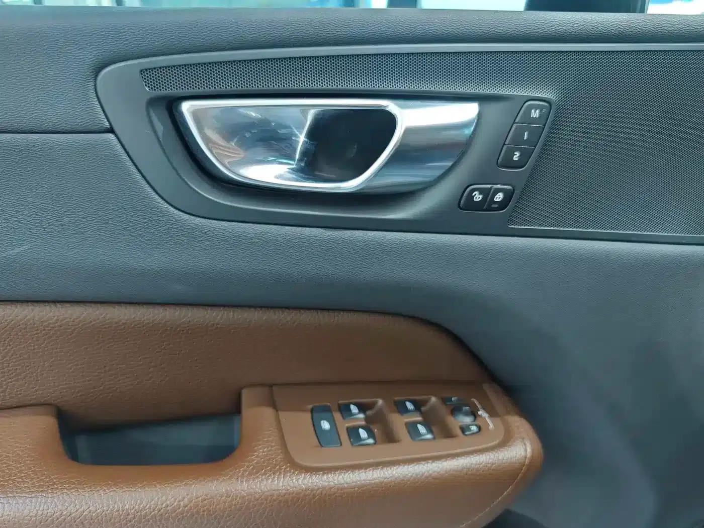 2020 Volvo XC60 T5 AWD Inscription Luxury Edition — миниатюра 4