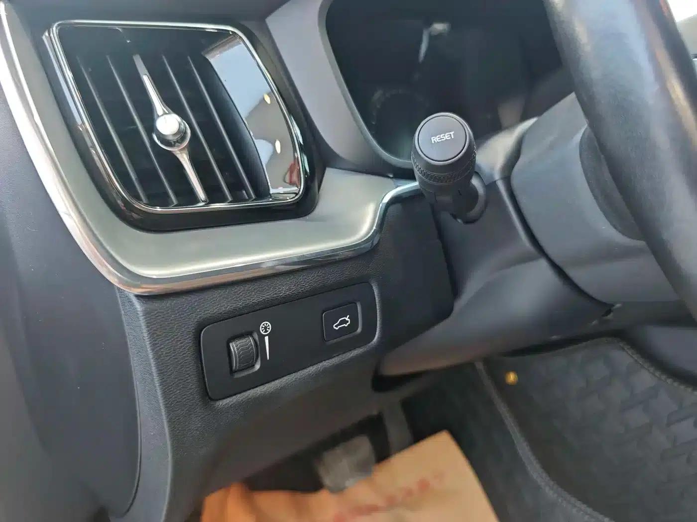 2020 Volvo XC60 T5 AWD Inscription Luxury Edition — миниатюра 9