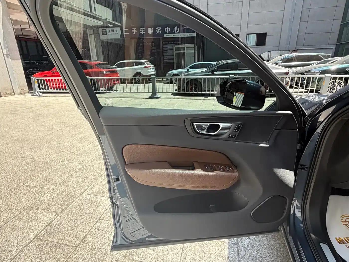 2021 Volvo XC60 T5 AWD Inscription Luxury Edition — миниатюра 5