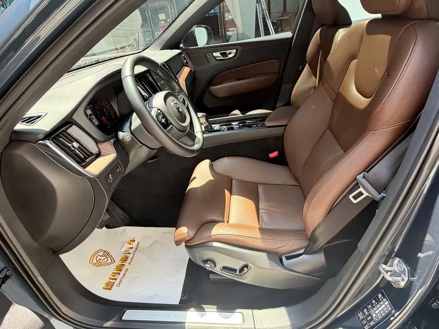 2021 Volvo XC60 T5 AWD Inscription Luxury Edition — миниатюра 6
