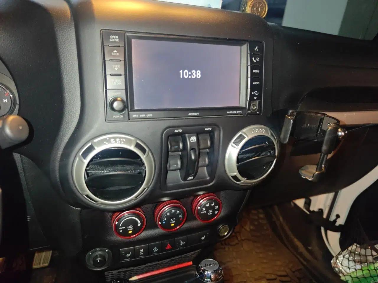 Jeep Wrangler 2015 3.0L Four-Door Sahara Comfort Edition — миниатюра 13