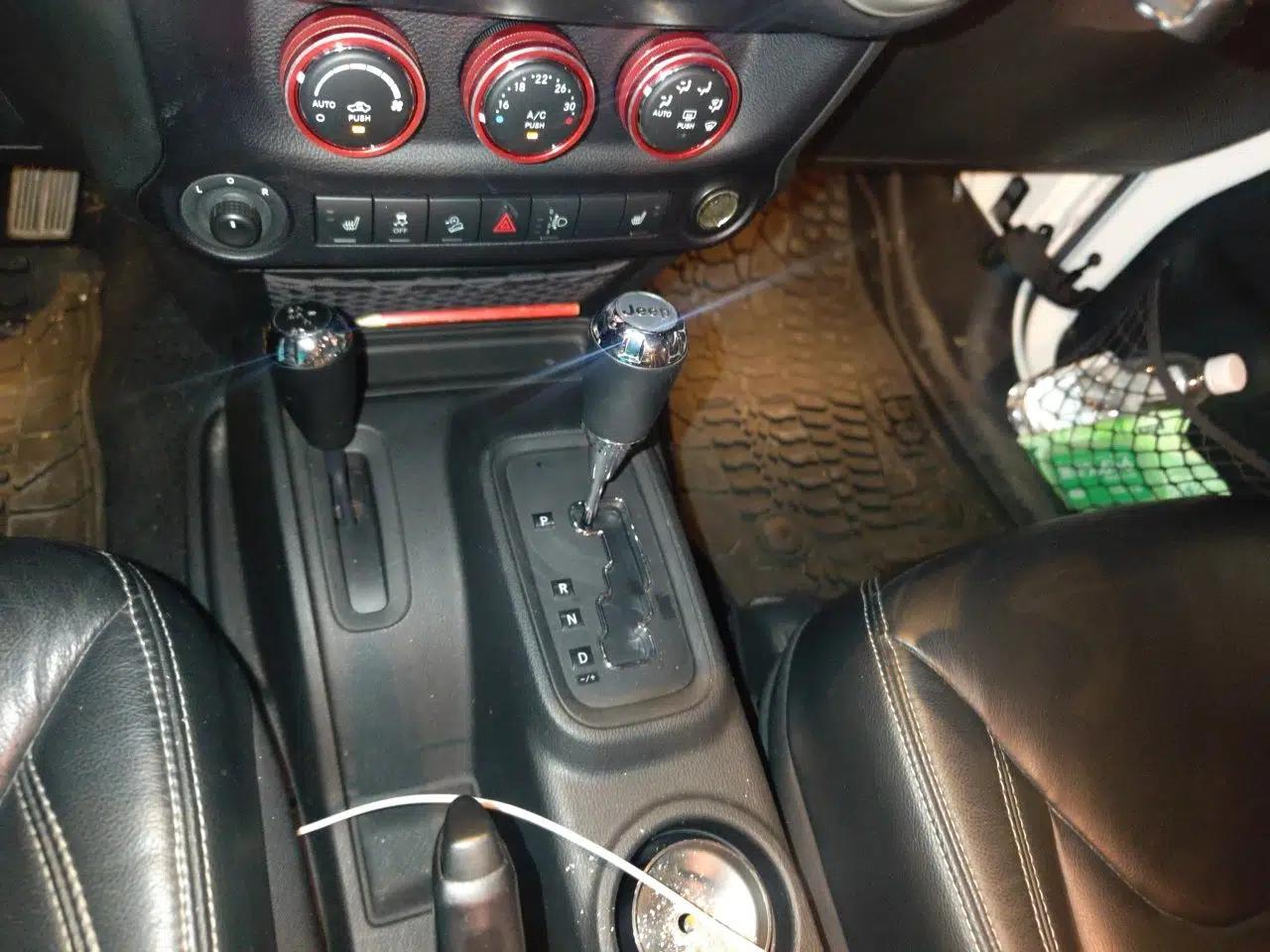 Jeep Wrangler 2015 3.0L Four-Door Sahara Comfort Edition — миниатюра 14