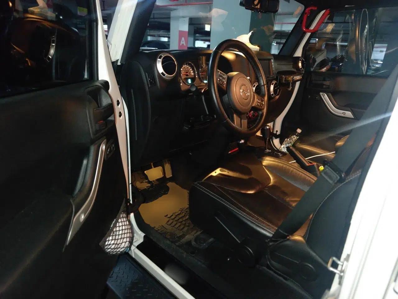 Jeep Wrangler 2015 3.0L Four-Door Sahara Comfort Edition — миниатюра 16
