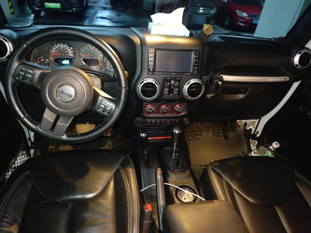 Jeep Wrangler 2015 3.0L Four-Door Sahara Comfort Edition — миниатюра 9
