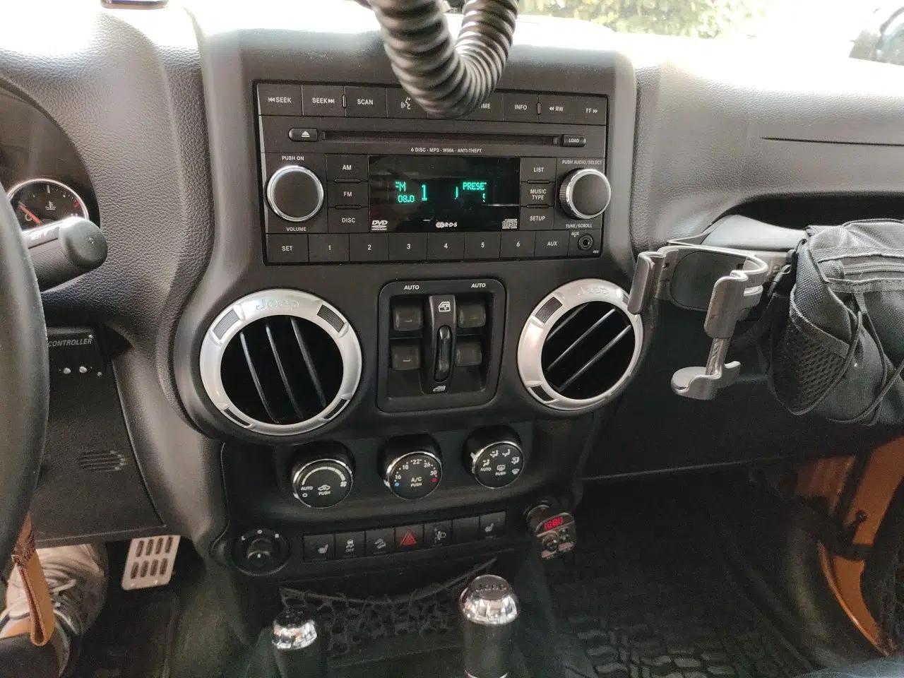 Jeep Wrangler 2013 3.6L Sahara Four-Door Edition — миниатюра 13