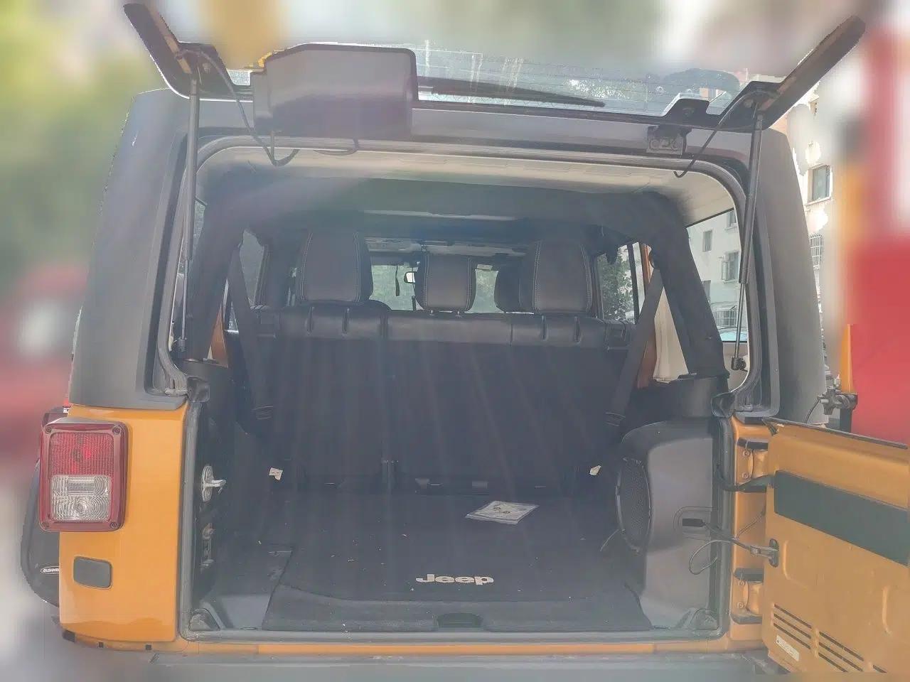 Jeep Wrangler 2013 3.6L Sahara Four-Door Edition — миниатюра 19