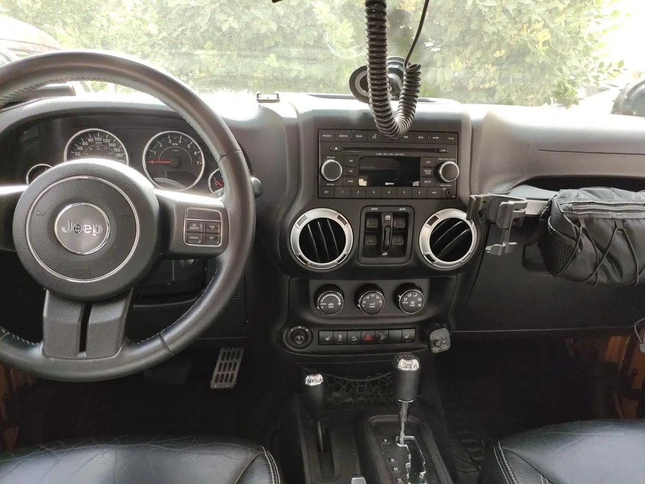 Jeep Wrangler 2013 3.6L Sahara Four-Door Edition — миниатюра 9