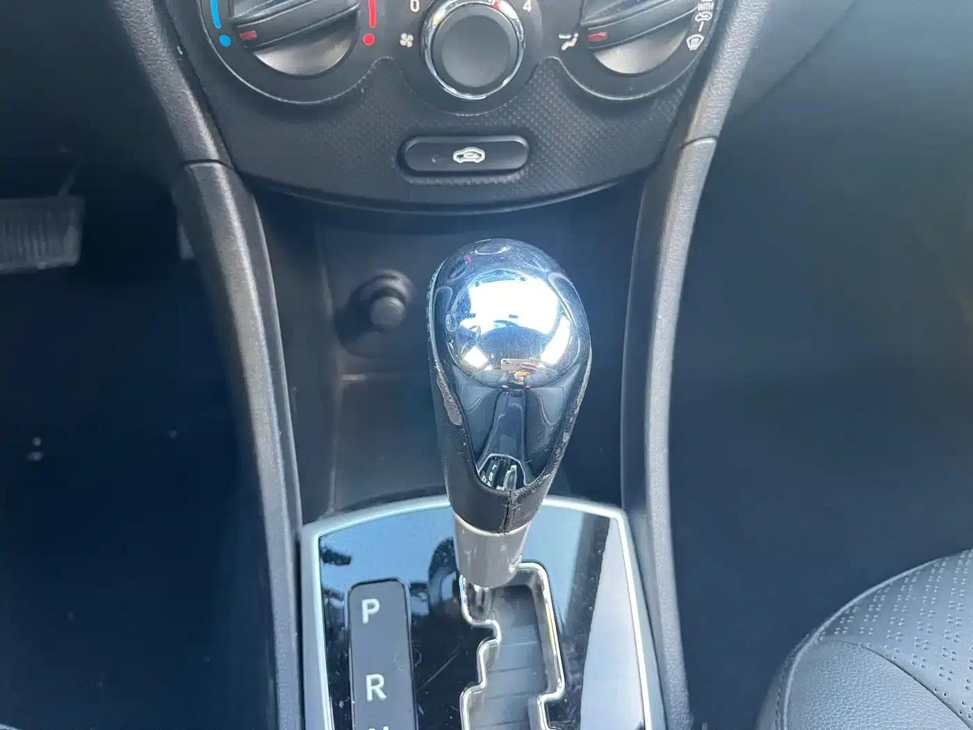 2011 Hatchback Reina 1.6L Automatic GLS Premium — миниатюра 11