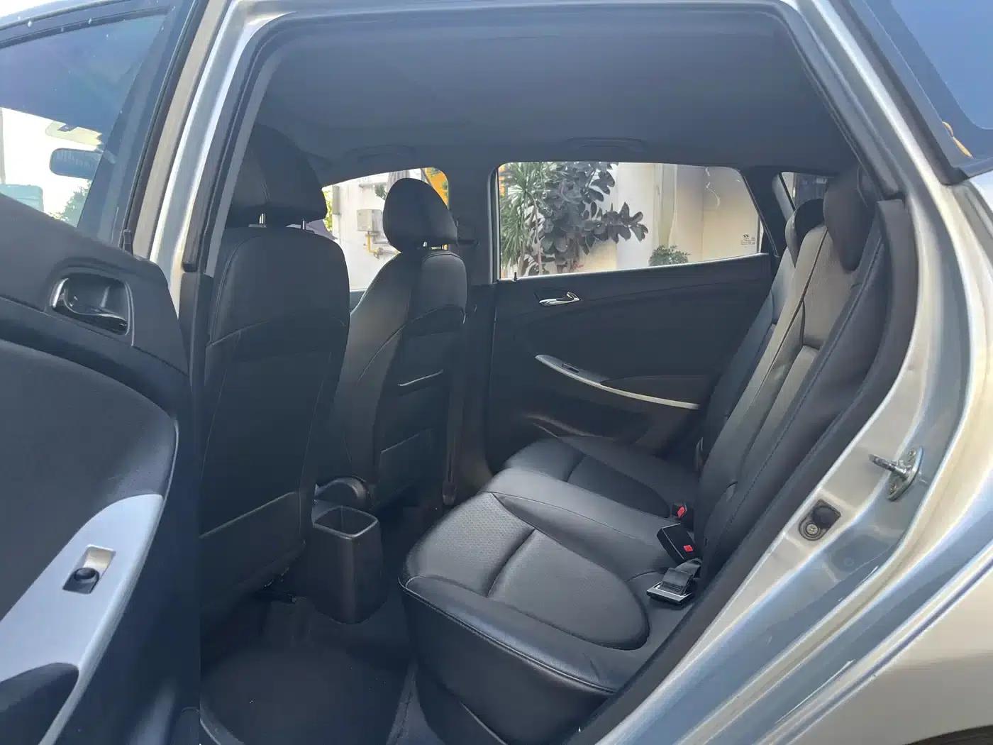 2011 Hatchback Reina 1.6L Automatic GLS Premium — миниатюра 16