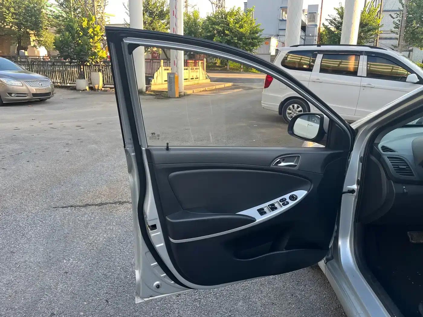 2011 Hatchback Reina 1.6L Automatic GLS Premium — миниатюра 18