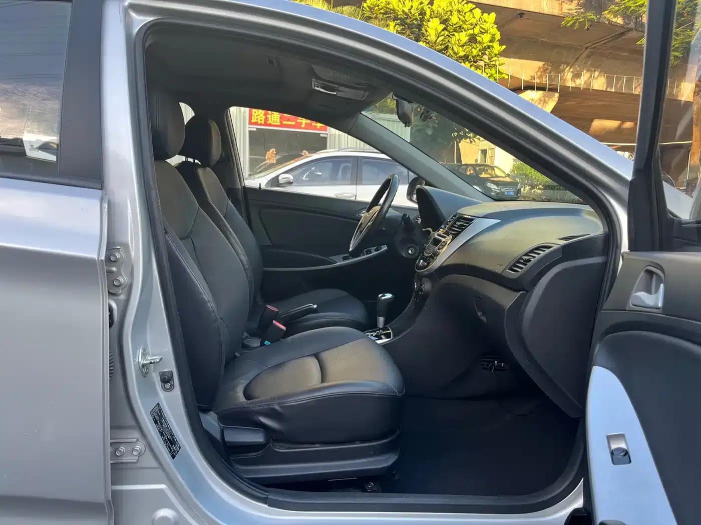 2011 Hatchback Reina 1.6L Automatic GLS Premium — миниатюра 19