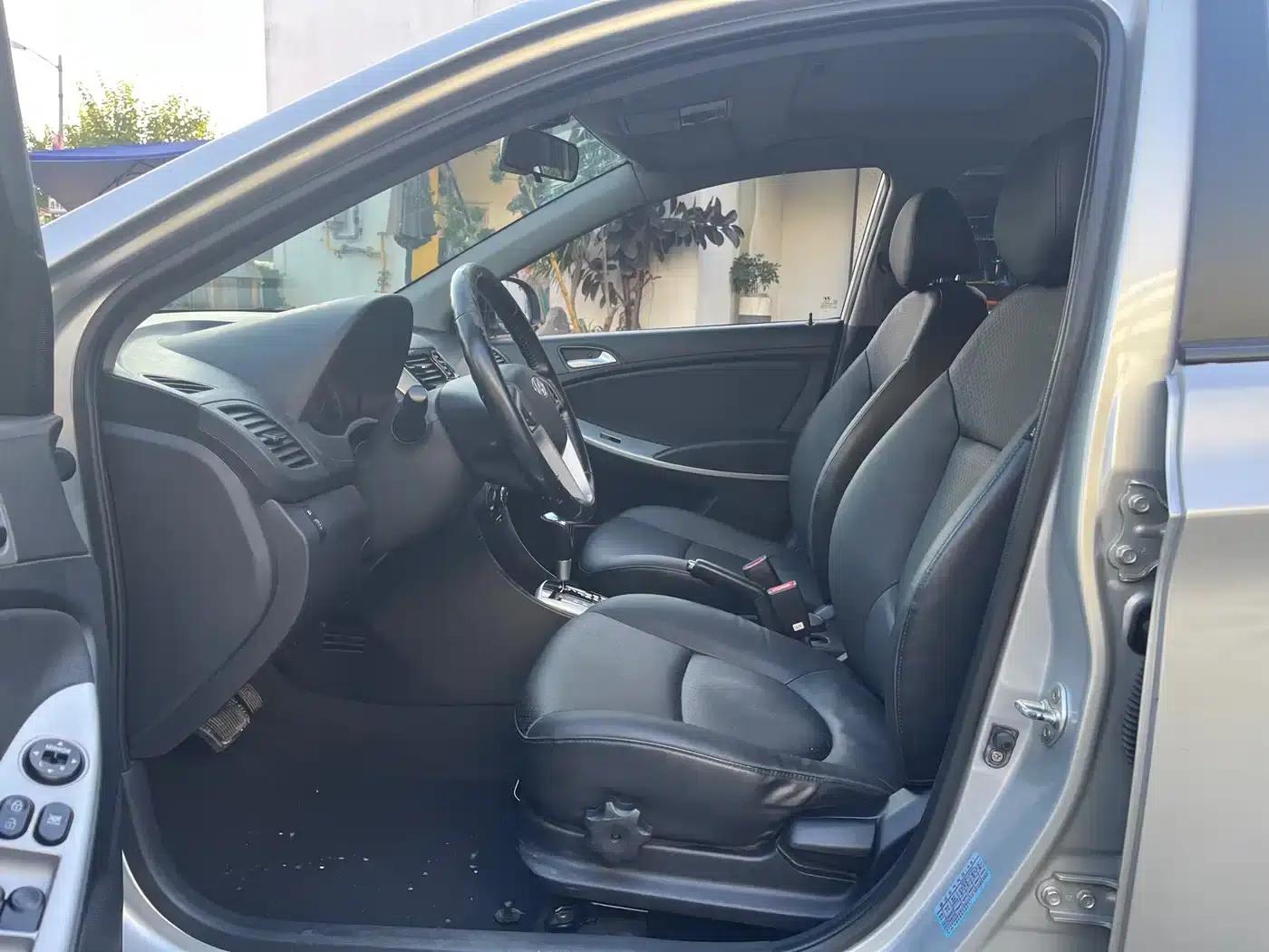 2011 Hatchback Reina 1.6L Automatic GLS Premium — миниатюра 20