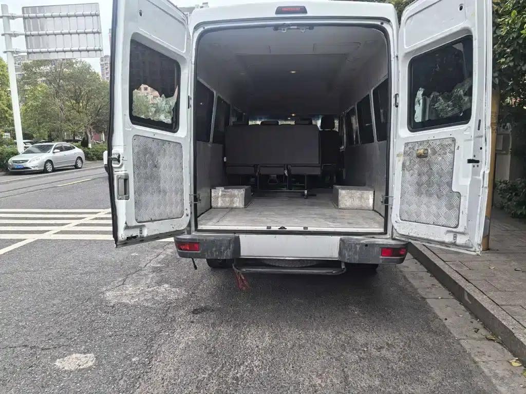 Iveco DeYi 2020 2.5T A40 Bus with Dual Tires, Mid-Roof, 5-9 Seats, National V Emission Standard — миниатюра 5