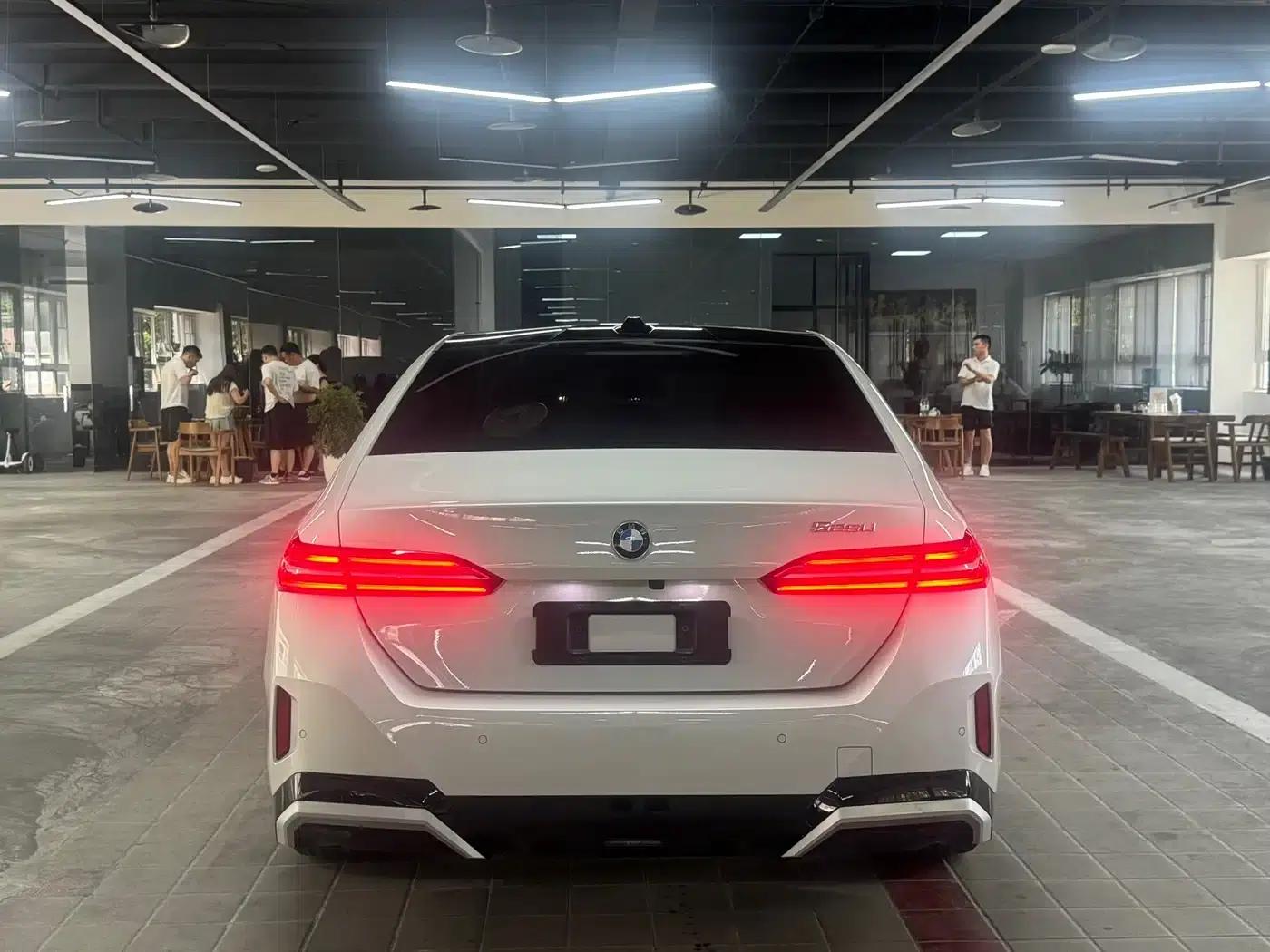 2024 BMW 5 Series 525Li M Sport Package — миниатюра 3