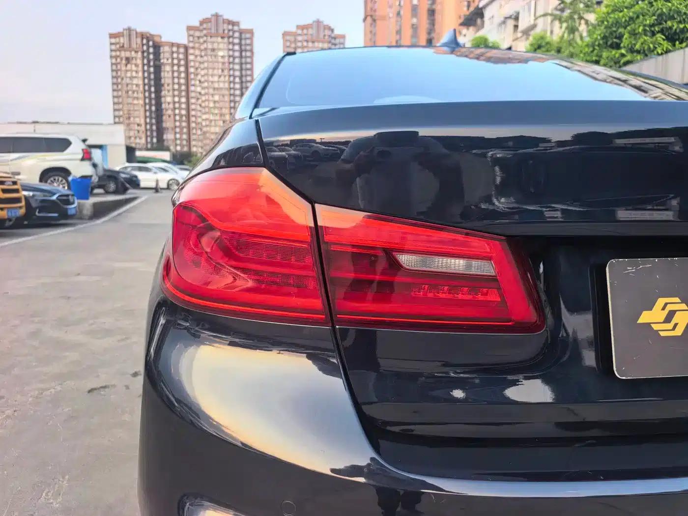 2018 BMW 5 Series 525Li M Sport Package — миниатюра 8