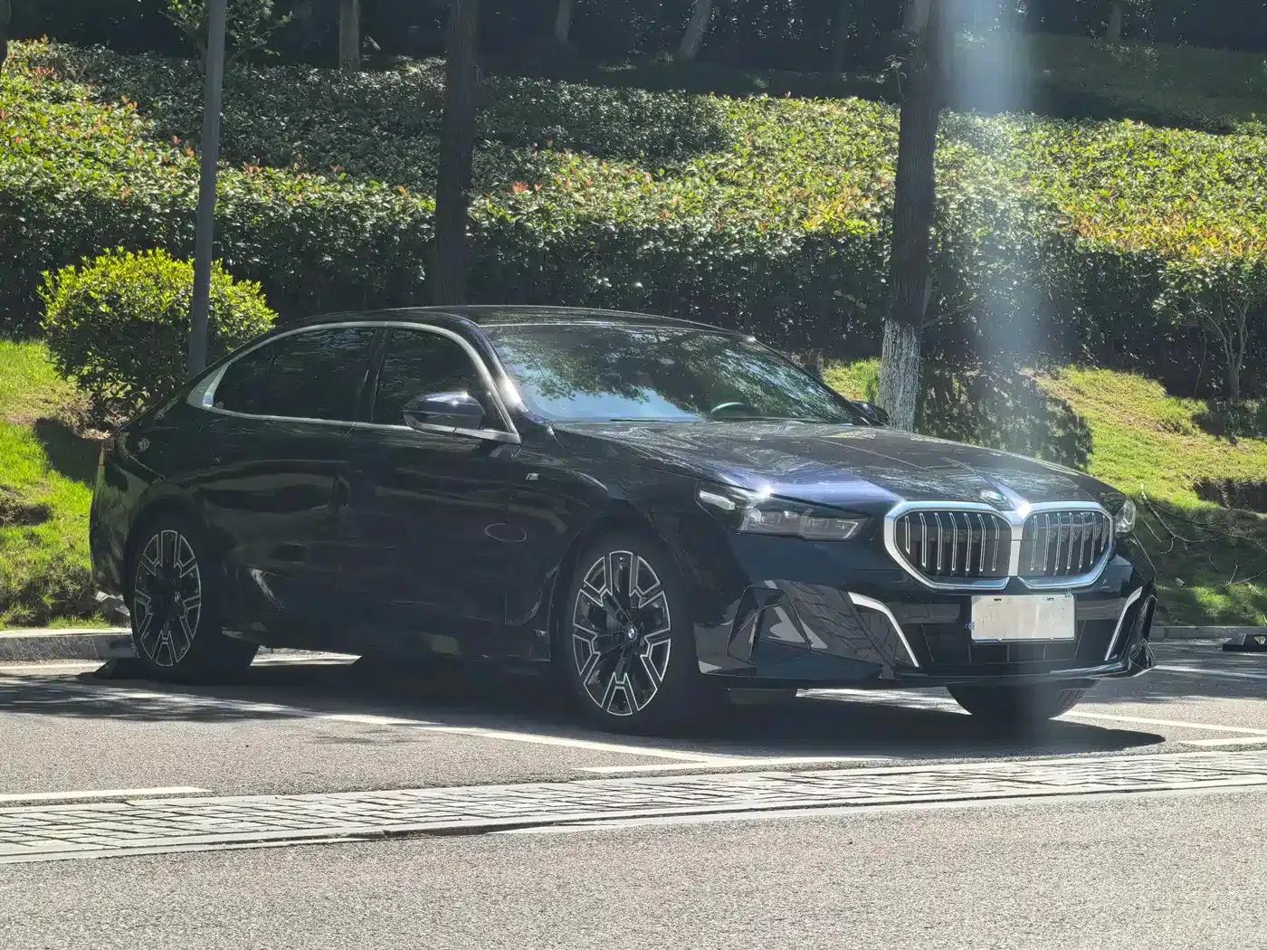 2025 BMW 5 Series 530Li Luxury M Sport Package — миниатюра 3