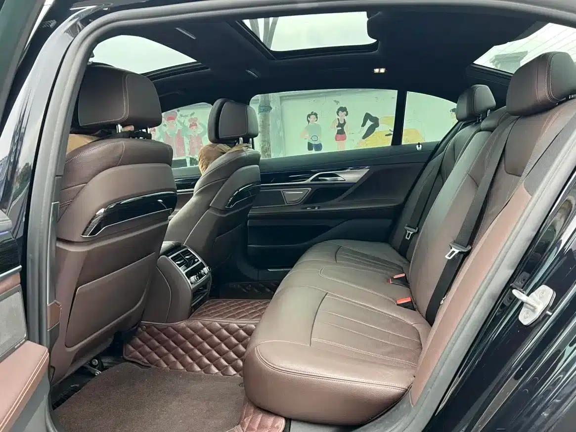 2018 BMW 7 Series 730Li Leading Edition M Sport Package — миниатюра 12