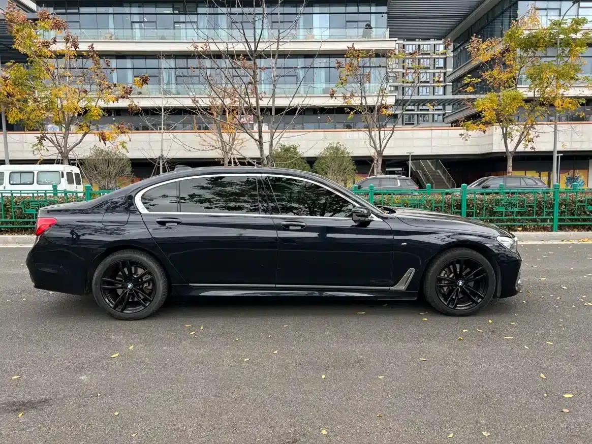 2018 BMW 7 Series 730Li Leading Edition M Sport Package — миниатюра 16