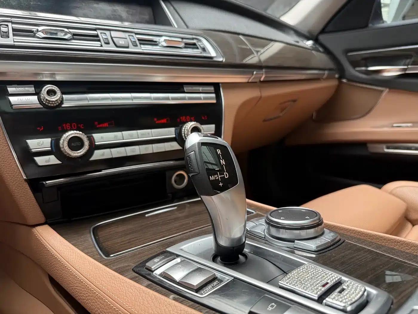 2013 BMW 7 Series 740Li Leading Edition — миниатюра 12