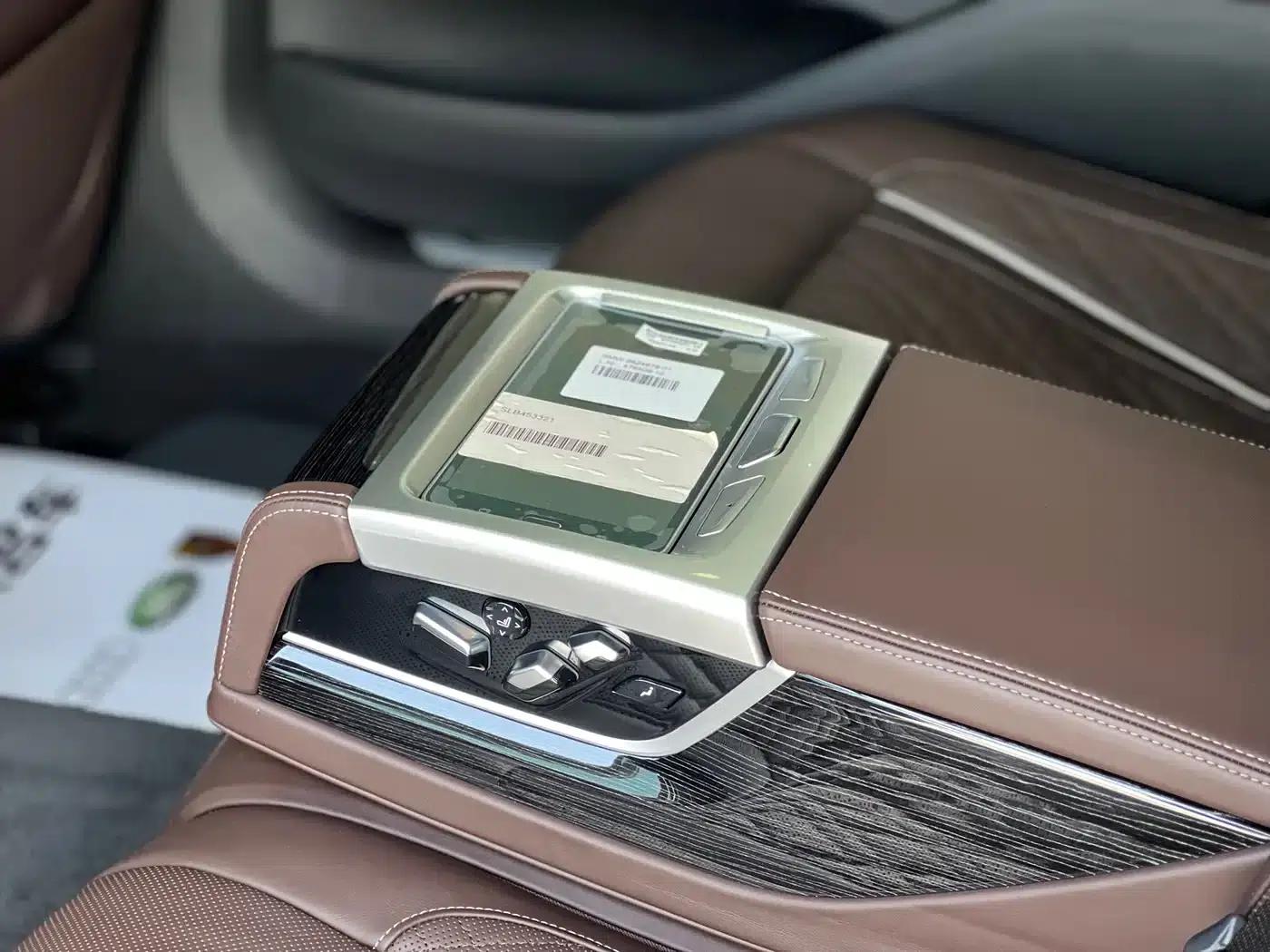 2019 BMW 7 Series 740Li Leading Edition M Sport Package — миниатюра 13